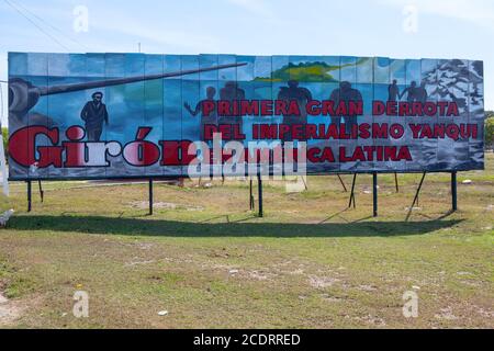 Playa Girón, Cuba, 16 dicembre 2016: Grande cartellone a Giron con la vittoria propaganda / Baia dei maiali. Foto Stock