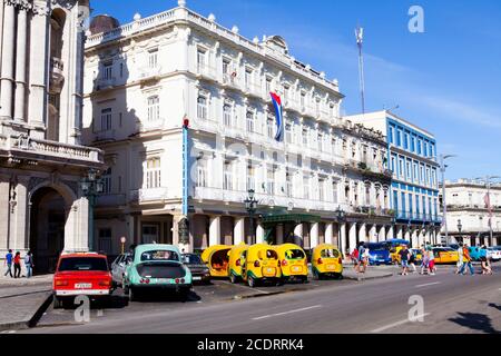 Storico Hotel Inglaterra e traffico vicino al Central Park, l'Avana, Cuba Foto Stock
