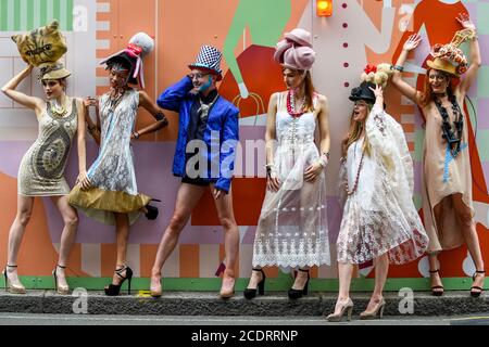 Londra, Regno Unito. 29 agosto 2020. I modelli prendono parte ad una sfilata di moda flashmob a Sloane Street, Knightsbridge, per lo stilista Pierre Garroudi. Credit: Stephen Chung / Alamy Live News Foto Stock