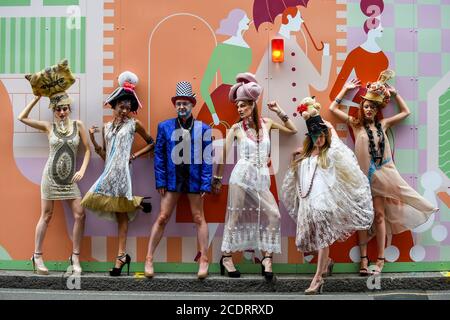Londra, Regno Unito. 29 agosto 2020. I modelli prendono parte ad una sfilata di moda flashmob a Sloane Street, Knightsbridge, per lo stilista Pierre Garroudi. Credit: Stephen Chung / Alamy Live News Foto Stock