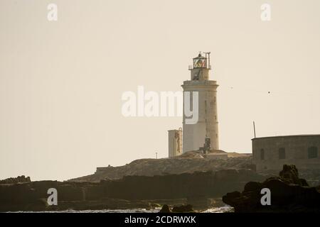 Faro del xviii secolo a Tarifa il punto, la Isla de las palomas, Costa de la Luz, Andalusia, Spagna. Foto Stock