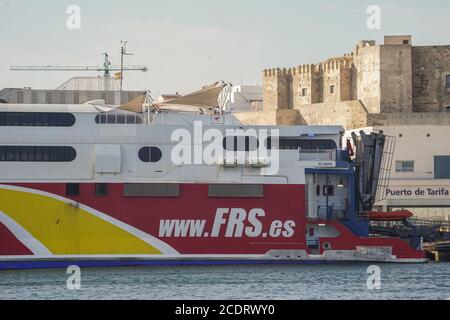 Tarifa Spagna. Traghetto Tarifa, nel porto di Tarifa, con castello Guzman alle spalle, Costa de la luz, Spagna. Foto Stock