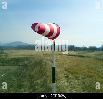 Ventosotto rosso-bianco che indica il vento Foto Stock