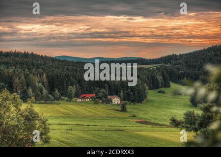 Bella scena di tramonto paesaggio sulla Baviera tedesca Foto Stock