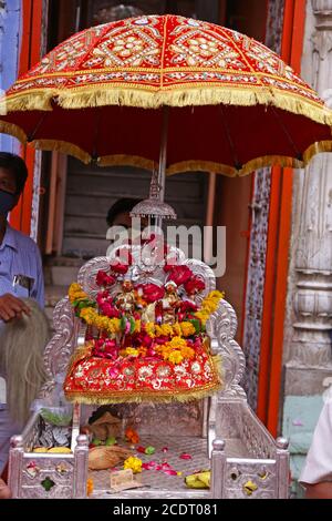 Beawar, Rajasthan, India, 29,2020 agosto: Idol di Lord Rama e Dea Sita in un tempio in occasione del festival 'Jal Jhulni Ekadashi' in mezzo alla pandemia del coronavirus, a Beawar. Su questo Ekadashi, gli Indù adorano l'Avatar Vamana di Lord Vishnu. Si crede che Colui che osserva il digiuno in questo giorno ottenga benedetto con immensa felicità e buona fortuna. Un'altra credenza che Madre Yashodha ha lavato i vestiti del Signore Krishna in questo giorno. Credit: Sumit Saraswat/Alamy Live News Foto Stock