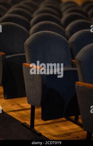 Sedili in velluto grigio blu per spettatori a teatro o al cinema Foto Stock