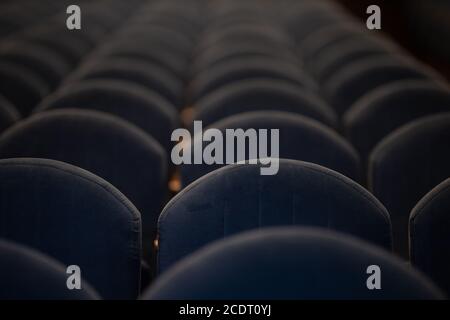 Sedili in velluto grigio blu per spettatori a teatro o al cinema Foto Stock