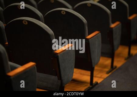 Sedili in velluto grigio blu per spettatori a teatro o al cinema Foto Stock