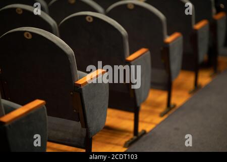 Sedili in velluto grigio blu per spettatori a teatro o al cinema Foto Stock