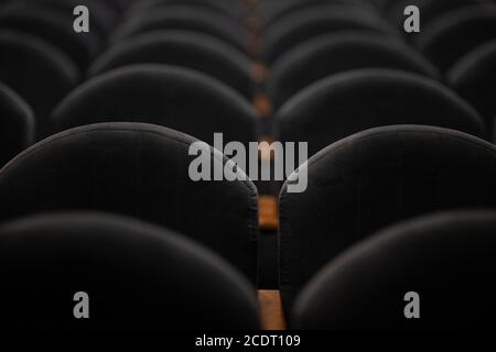 Sedili in velluto grigio blu per spettatori a teatro o al cinema Foto Stock