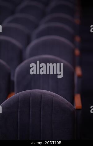 Sedili in velluto grigio blu per spettatori a teatro o al cinema Foto Stock