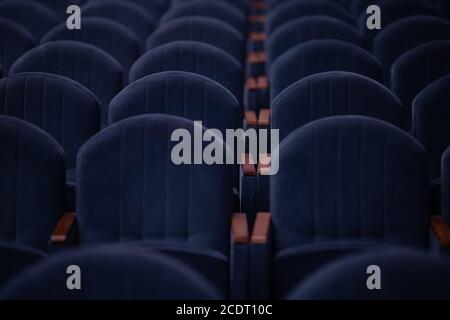 Sedili in velluto grigio blu per spettatori a teatro o al cinema Foto Stock