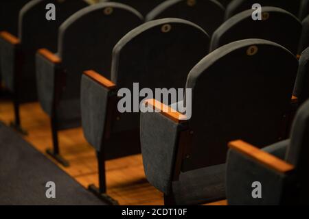 Sedili in velluto grigio blu per spettatori a teatro o al cinema Foto Stock