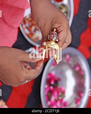 Beawar, Rajasthan, India, 29,2020 agosto: I devoti indù eseguono il bagno santo del Signore Krishna al tempio di Sanwaliya Seth in occasione del festival 'Jal Jhulni Ekadashi' in mezzo alla pandemia del coronavirus, a Beawar. Su questo Ekadashi, gli Indù adorano l'Avatar Vamana di Lord Vishnu. Si crede che Colui che osserva il digiuno in questo giorno ottenga benedetto con immensa felicità e buona fortuna. Un'altra credenza che Madre Yashodha ha lavato i vestiti del Signore Krishna in questo giorno. Credit: Sumit Saraswat/Alamy Live News Foto Stock