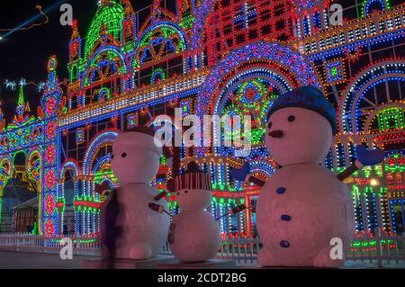 Pechino / Cina - 12 febbraio 2015: Sculture di ghiaccio al Yanqing Longqing Gorge Ice and Snow Festival tradizionalmente tenuto ogni inverno a Yanqing Ditric Foto Stock