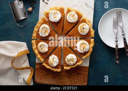 Torta di patate dolci con condimento di marshmallow Foto Stock