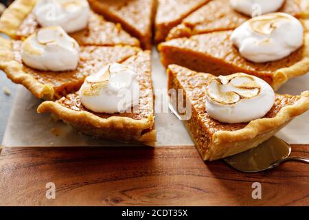 Torta di patate dolci con condimento di marshmallow Foto Stock