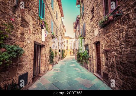 Strada stretta in una vecchia città italiana di Pienza. Toscana, Italia. Vintage Foto Stock