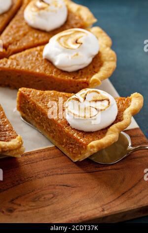 Torta di patate dolci con condimento di marshmallow Foto Stock