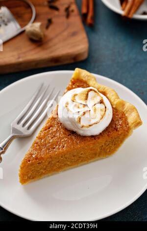 Torta di patate dolci con condimento di marshmallow Foto Stock