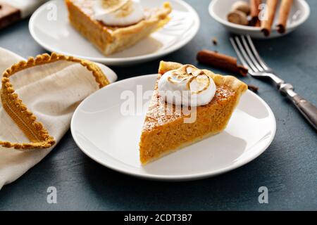 Torta di patate dolci con condimento di marshmallow Foto Stock