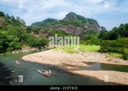 Gommoni di bambù che viaggiano lungo il fiume a nove curve a wuyishan, provincia fujiana della cina in una frizzante giornata estiva. Foto Stock