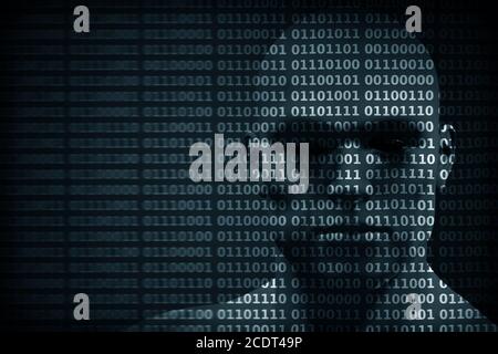 Il volto dell'uomo è composto da cifre di codice binario. Concetto di hacker, protezione dei dati, ecc. Foto Stock