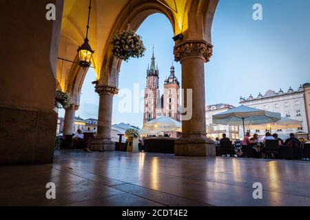 Vista dalla Sala dei tessuti alla piazza principale del mercato di Cracovia e alla Basilica di Santa Maria Foto Stock