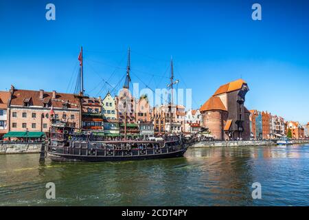 Città vecchia di Danzica e famosa gru, Zuraw polacco. Fiume Motlawa in Polonia. Foto Stock