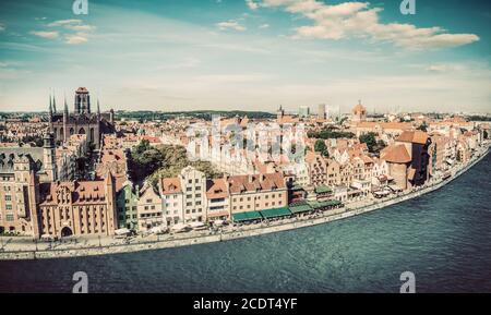 Panorama della città vecchia di Danzica e del fiume Motlawa in Polonia. Vintage Foto Stock