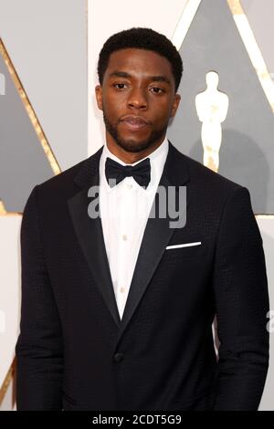 LOS ANGELES - FEBBRAIO 28: Chadwick Boseman all'ottantottantottesimo premio annuale dell'Accademia - Arrivi al Dolby Theatre il 28 Febbraio 2016 a Los Angeles, CA Foto Stock