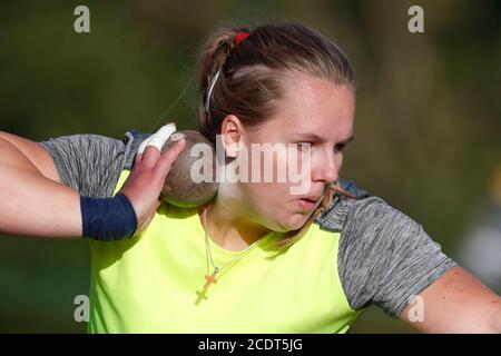 Utrecht, Paesi Bassi. 29 Agosto 2020. UTRECHT, 29-08-2020, Atletiekbaan Nieuw Maarschalkerweerd, Jessica Schillder compete nel tiro femminile messo finale durante il primo giorno dei campionati olandesi di campo e pista all'aperto. Credito: Pro Shots/Alamy Live News Foto Stock