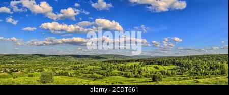 Panorama estivo - vista dalla cima del collina Foto Stock