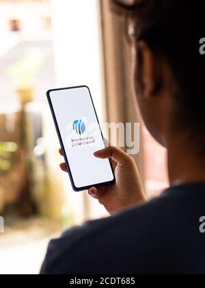 Assam, india - 27 agosto 2020 : il logo ICC sull'immagine di riserva dello schermo del telefono. Foto Stock