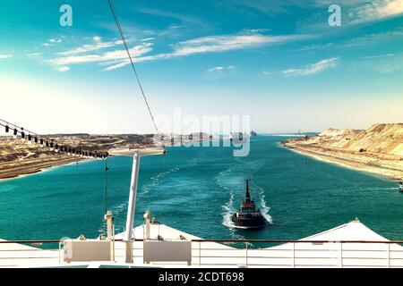 Il canale di Suez - un convoglio di nave con una crociera la nave passa attraverso il nuovo canale di estensione orientale Foto Stock