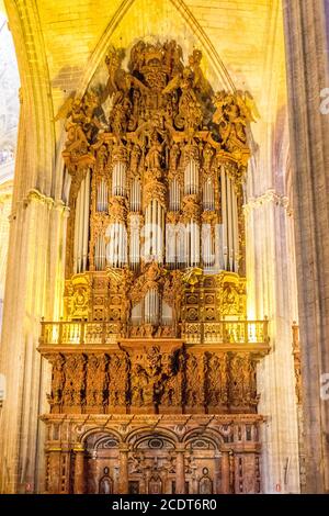 Organo a tubo all'interno della Cattedrale di Siviglia e la Giralda (Campanile/minareto), un sito patrimonio dell'umanità dell'UNESCO, quartiere di Santa Cruz Foto Stock