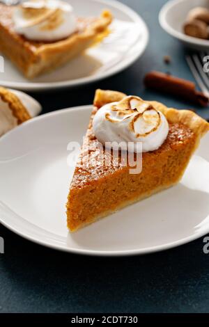 Torta di patate dolci con condimento di marshmallow Foto Stock