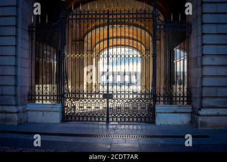 Madrid, Spagna - 17 giugno : le porte del palazzo reale di Madrid, Spagna, Europa il 17 giugno 2017 Foto Stock