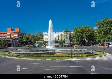 Madrid, Spagna - 17 giugno : Piazza delle fontane dei delfini sulle strade di Madrid in una calda giornata estiva, Spagna, Europa il 17 giugno, Foto Stock