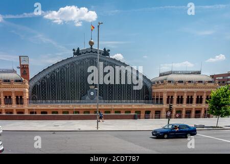 Madrid, Spagna - Giugno 17 : la stazione ferroviaria di Atocha il 17 Giugno 2017. Un'auto passa vicino alla stazione ferroviaria Foto Stock