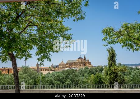 La moschea della cattedrale di Cordova dall'altra parte del ponte romano Foto Stock