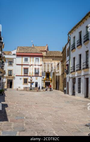 Cordoba, Spagna - 20 Giugno : una persona solitaria camminando per le strade di Cordoba il 20 giugno 2017. Foto Stock