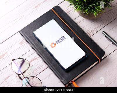 Assam, india - 27 agosto 2020 : il logo NSE sull'immagine di riserva dello schermo del telefono. Foto Stock