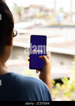 Assam, india - 27 agosto 2020 : il logo NSE sull'immagine di riserva dello schermo del telefono. Foto Stock