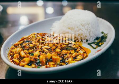 Pollo kungpao topping di riso in Cina Foto Stock