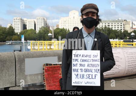 National Theatre, Southbank, Londra, 29 agosto 2020; la gente si riunisce all'esterno della National Gallery per opporsi ai licenziamenti di massa nelle arti nonostante il Fondo governativo per la ripresa della cultura da £1,5 miliardi. Credit Natasha Quarmby/ALAMY Live Foto Stock