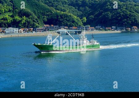 la barca da pesca ritorna al porto Foto Stock