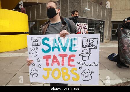 National Theatre, Southbank, Londra, 29 agosto 2020; la gente si riunisce all'esterno della National Gallery per opporsi ai licenziamenti di massa nelle arti nonostante il Fondo governativo per la ripresa della cultura da £1,5 miliardi. Credit Natasha Quarmby/ALAMY Live Foto Stock