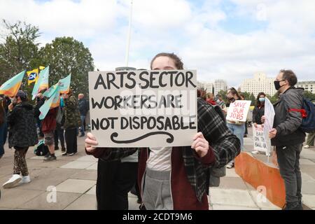 National Theatre, Southbank, Londra, 29 agosto 2020; la gente si riunisce all'esterno della National Gallery per opporsi ai licenziamenti di massa nelle arti nonostante il Fondo governativo per la ripresa della cultura da £1,5 miliardi. Credit Natasha Quarmby/ALAMY Live Foto Stock