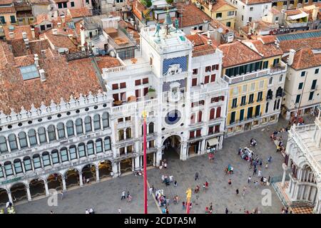 VENEZIA,ITALIA - LUGLIO 27,2017 : veduta aerea di Piazza San Marco con la Torre dell'Orologio a Venezia Foto Stock